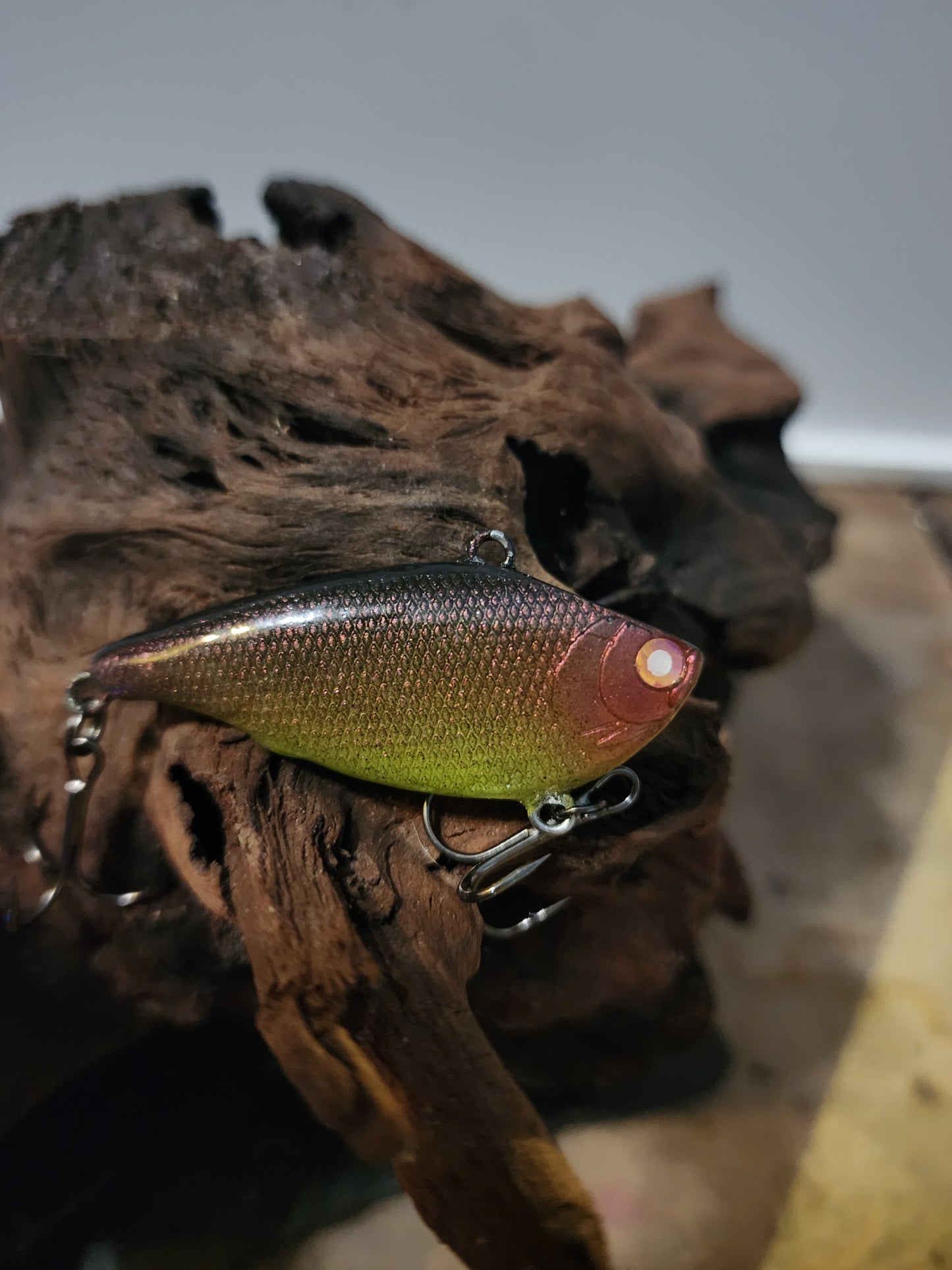 Lipless crank midnight shiner