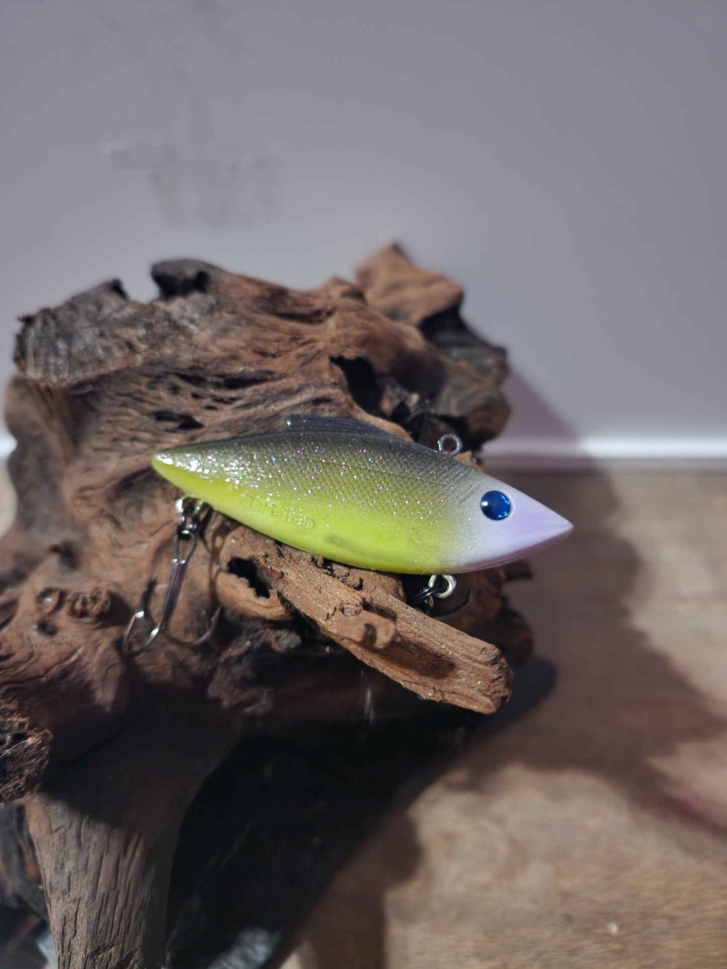 Lipless midnight rattler