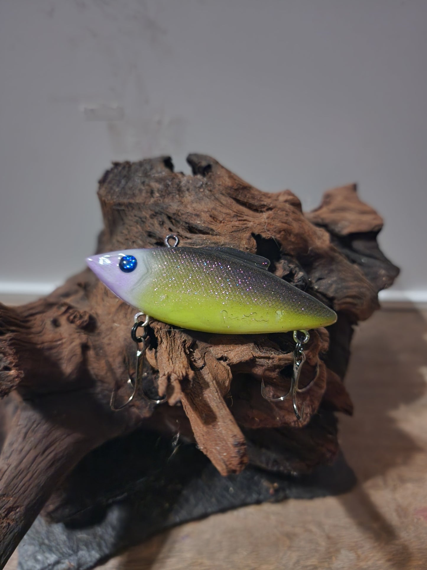 Lipless midnight rattler